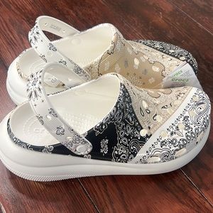 Crocs | Chai & Black Crush Bandana Clog - Adult